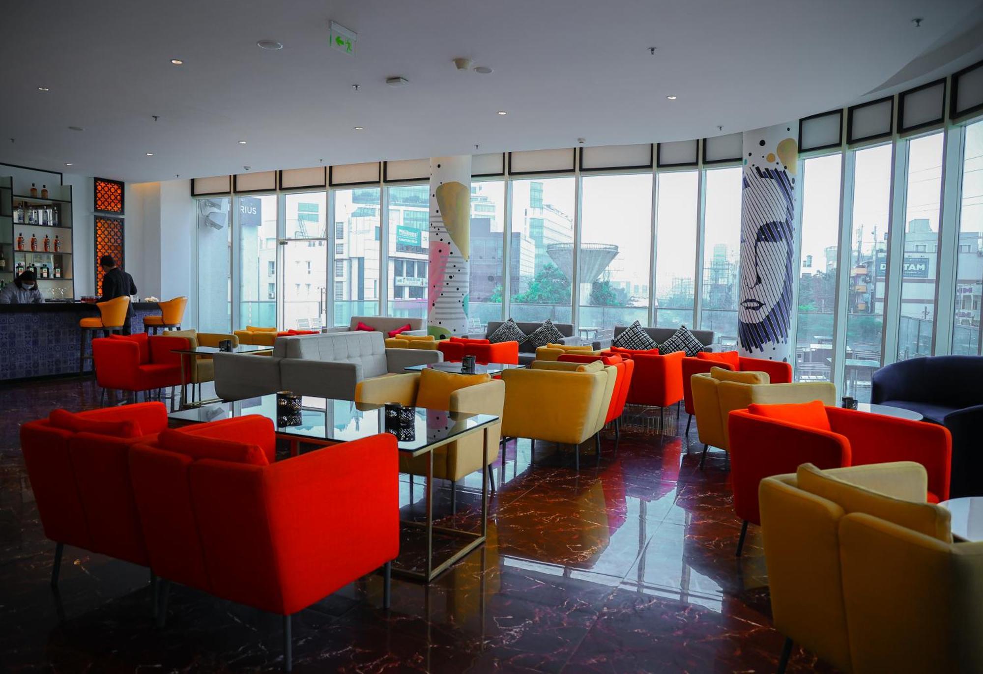 Le Meridien Гайдарабад Екстер'єр фото The lounge at the airport