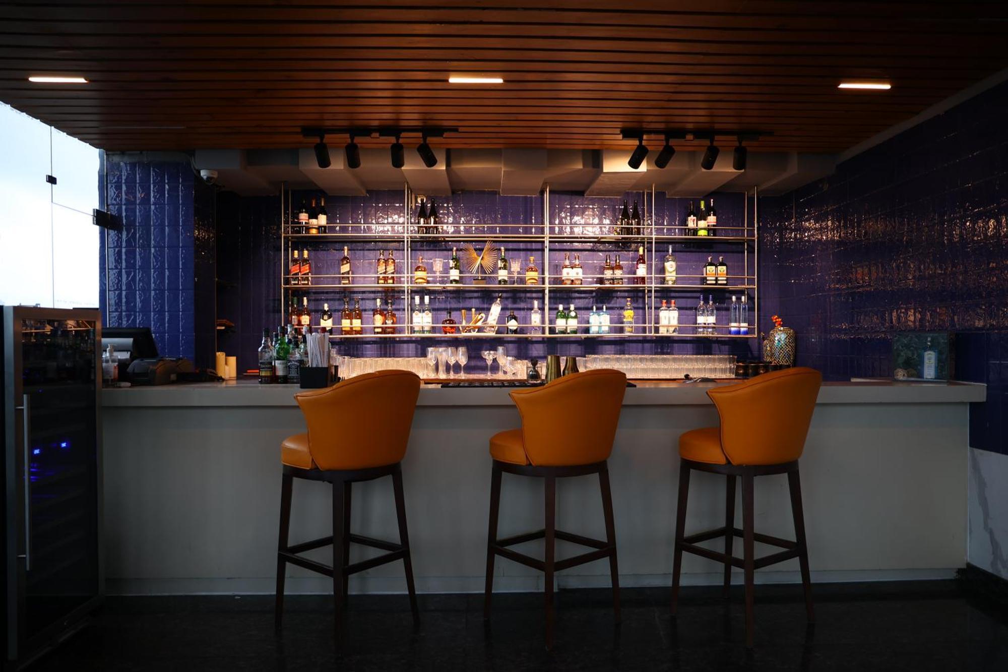 Le Meridien Гайдарабад Екстер'єр фото The bar at the lounge