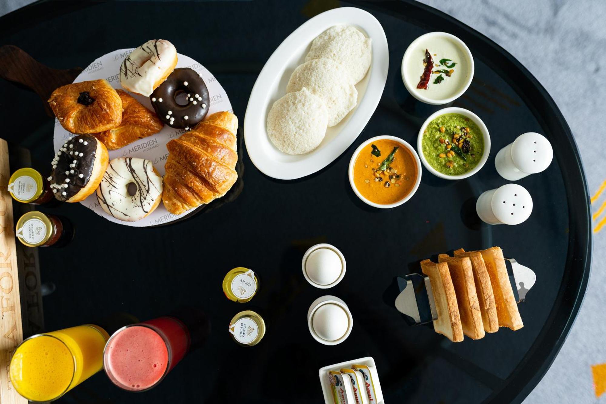 Le Meridien Гайдарабад Екстер'єр фото A breakfast buffet at a hotel