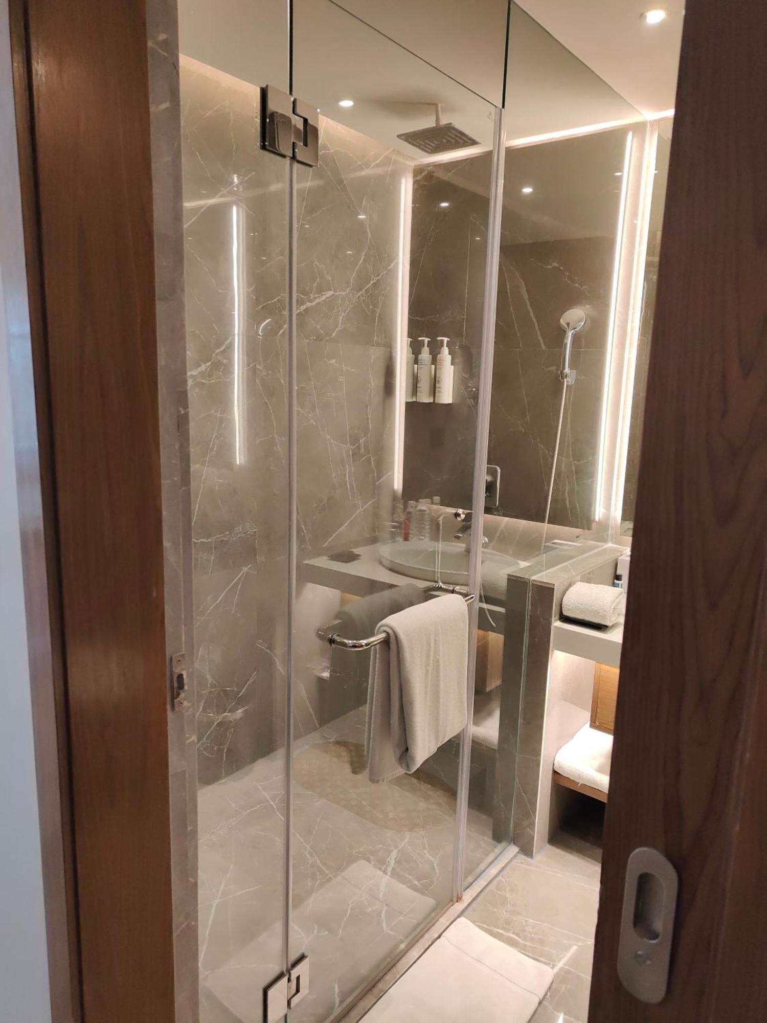 Le Meridien Гайдарабад Екстер'єр фото A shower cubicle