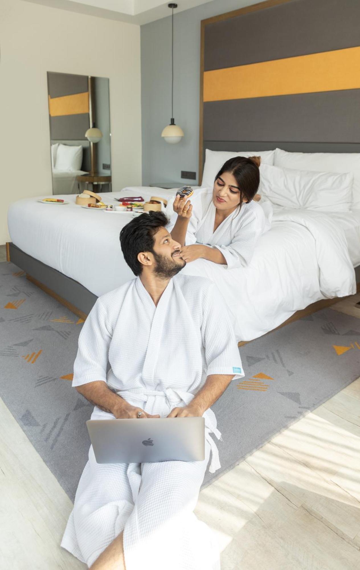 Le Meridien Гайдарабад Екстер'єр фото A couple at a spa