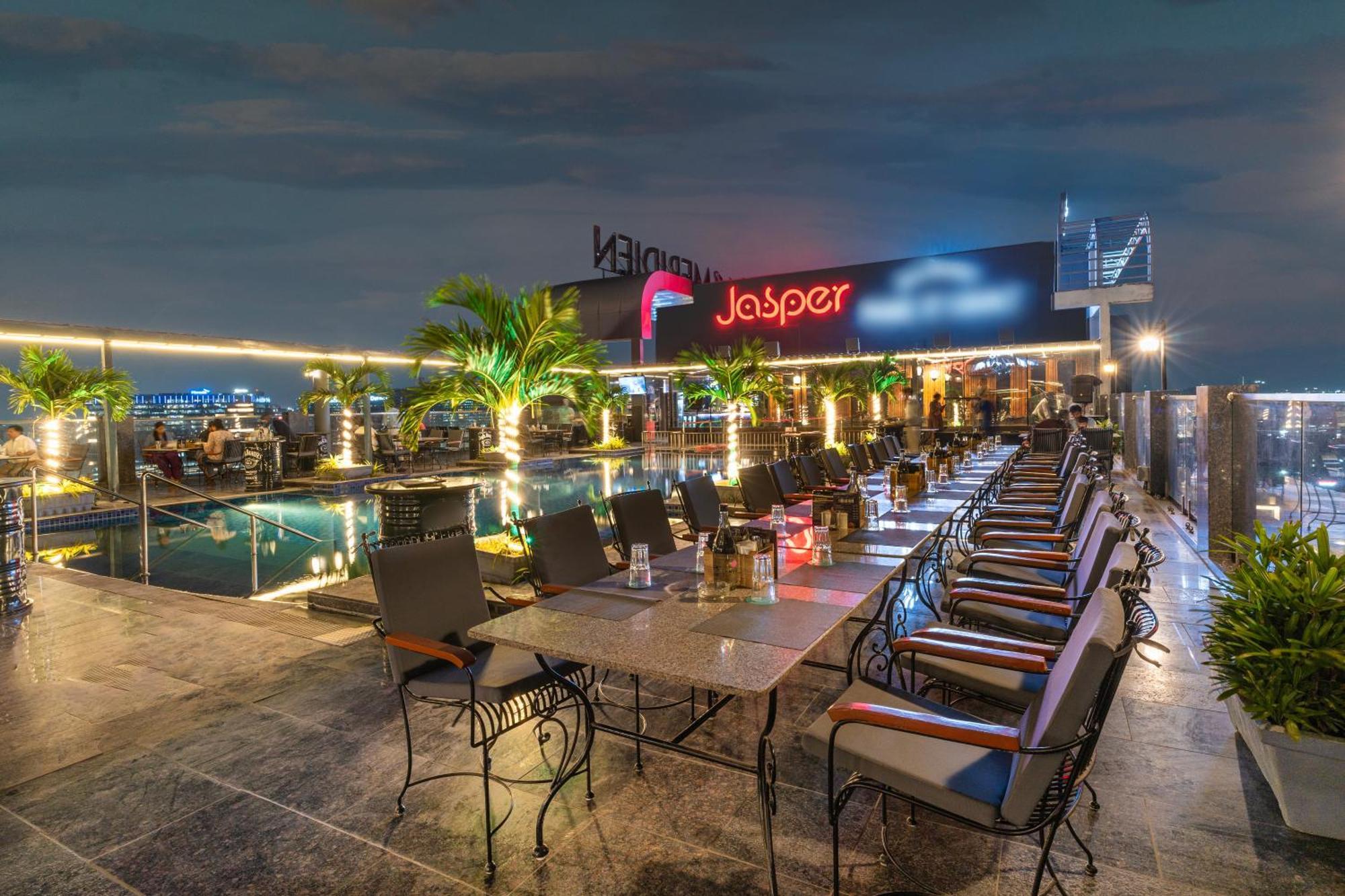 Le Meridien Гайдарабад Екстер'єр фото Joes Bar