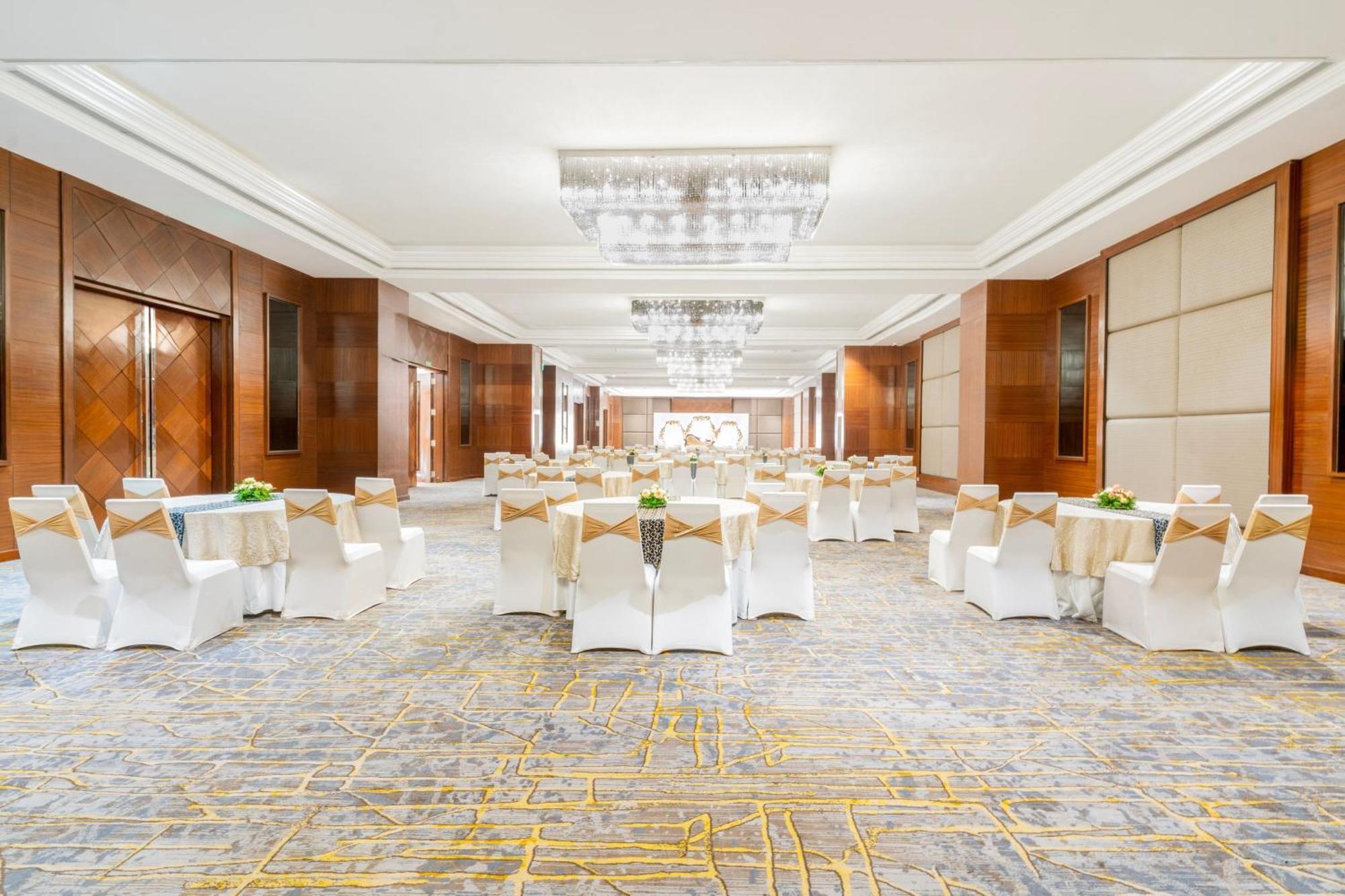 Le Meridien Гайдарабад Екстер'єр фото The ballroom