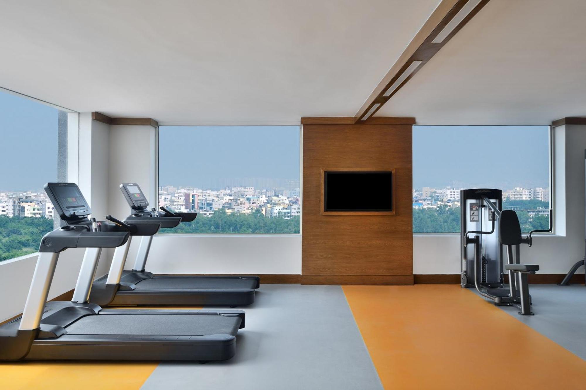 Le Meridien Гайдарабад Екстер'єр фото The gym at the hotel