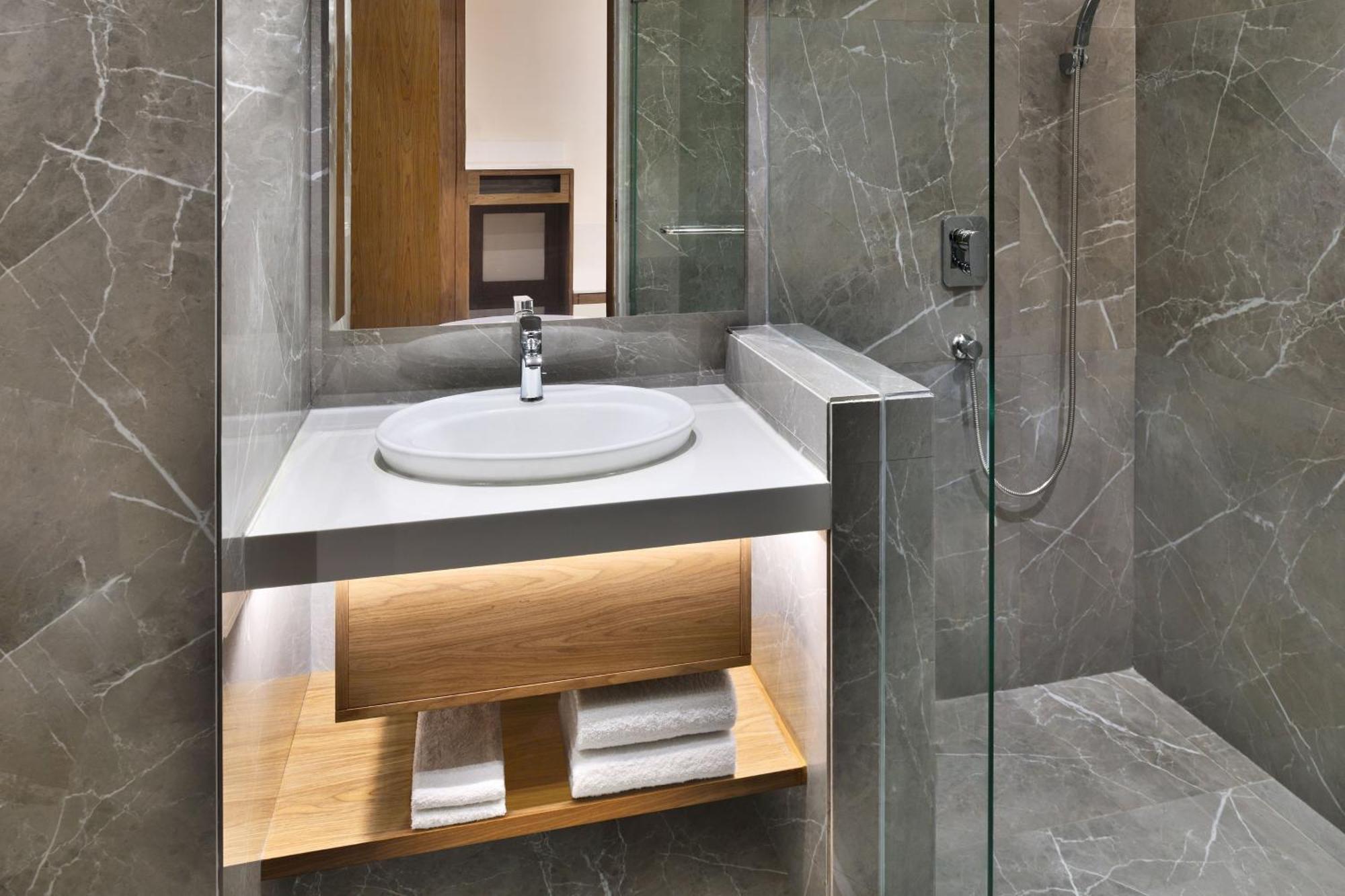 Le Meridien Гайдарабад Екстер'єр фото Bathroom