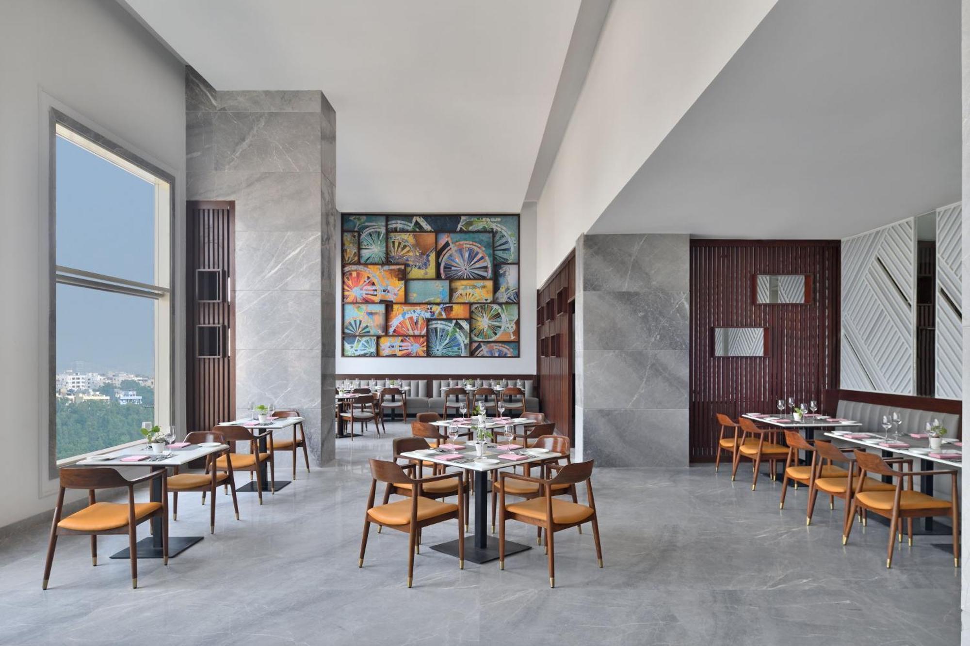 Le Meridien Гайдарабад Екстер'єр фото The restaurant